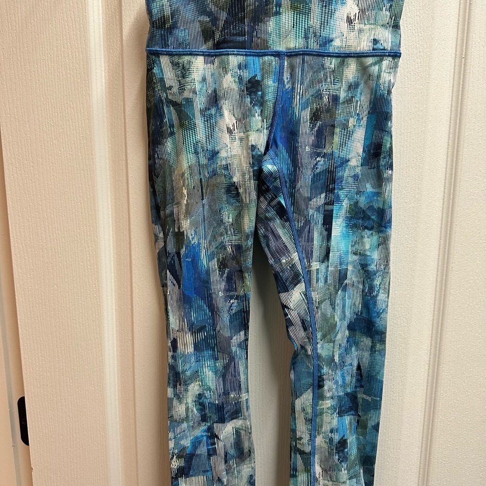 Lululemon woman Abstract Blue Leggings size 2/ NWOT# 500